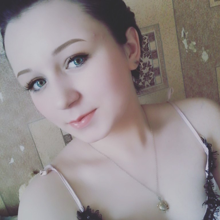 Домашняя девушка дрочит сидя на унитазе.
