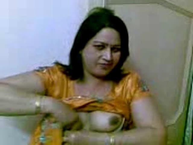 naghma bhabhi boob show.